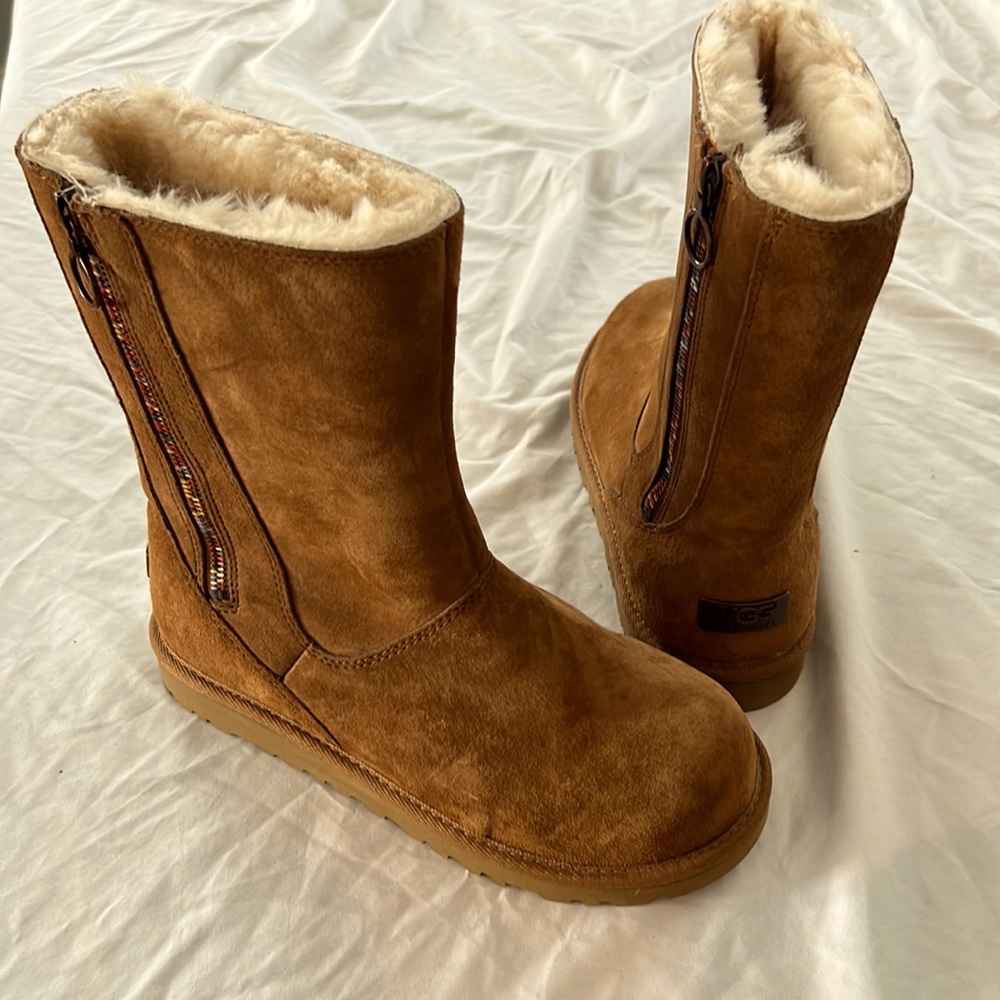 NEW UGG CLASSIC GIRLS SIZE 5 BOOTS IN CHESTNUT WITH RAINBOW ZIPPER